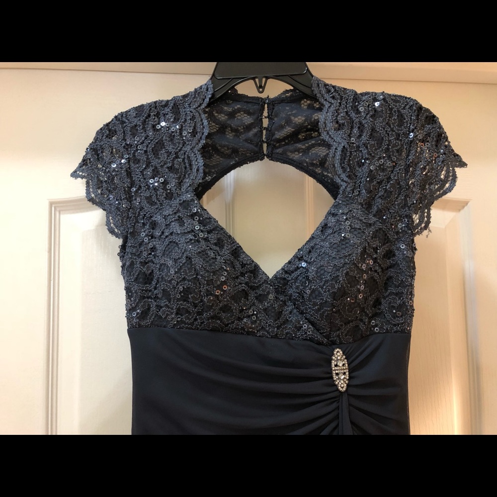 Formal dress - Picture 2 of 5